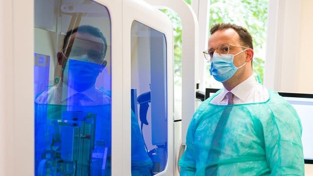 Bundesgesundheitsminister Jens Spahn (CDU) besucht die Virologie der Universitätsklinik des Saarlandes. Bundesgesundheitsminister Jens Spahn (CDU) besucht die Virologie der Universitätsklinik des Saarlandes.