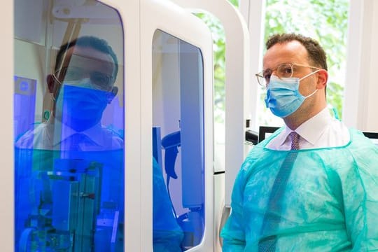 Bundesgesundheitsminister Jens Spahn (CDU) besucht die Virologie der Universitätsklinik des Saarlandes.