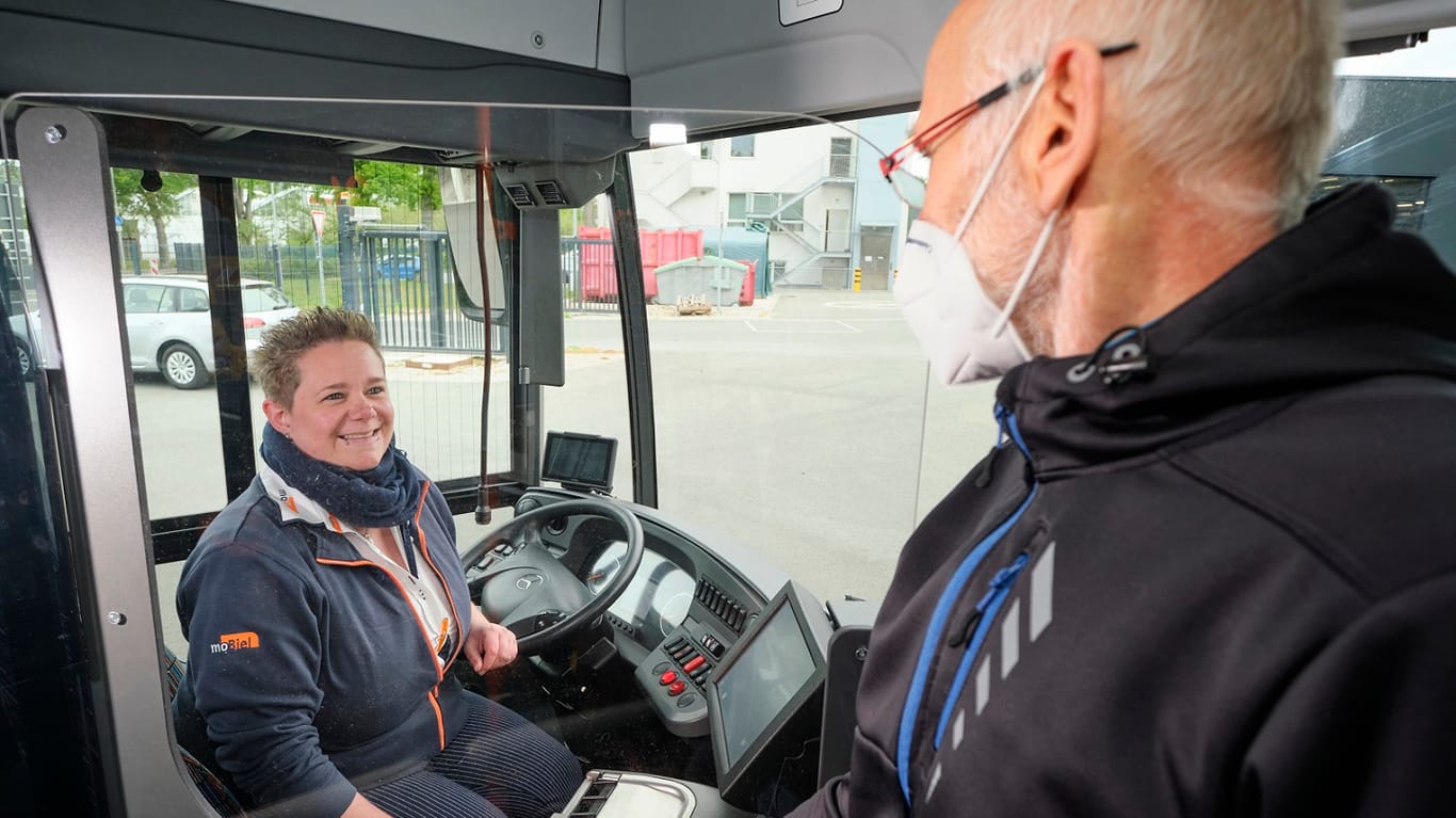 Die Busfahrerin Julia Tiffe und ihr Fahrgast sind durch die neue Trennscheibe geschützt: Die Trennwand wird in allen Bussen eingebaut.