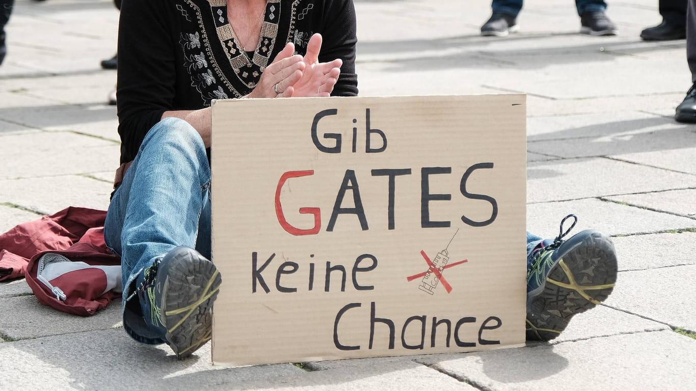 Demonstration gegen Corona-Beschränkungen in Kassel: Auch in Deutschland gilt Bill Gates unter Impfgegnern als Feind.