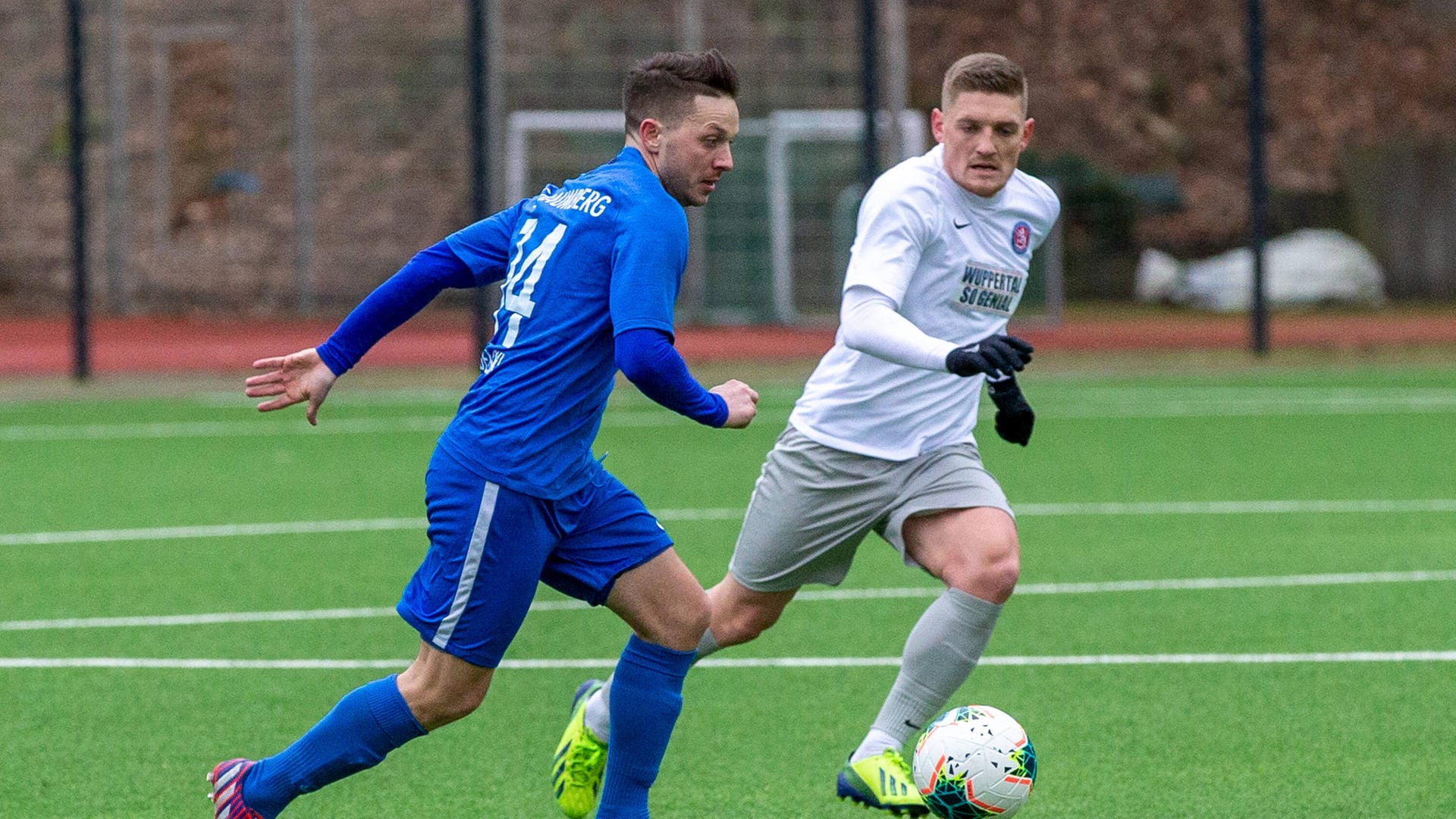 Alon Abelski (Sportfreunde Baumberg) im Spiel beim Wuppertaler SV im Februar am Ball: Die Profis vom WSV nehmen den Trainingsbetrieb wieder auf.