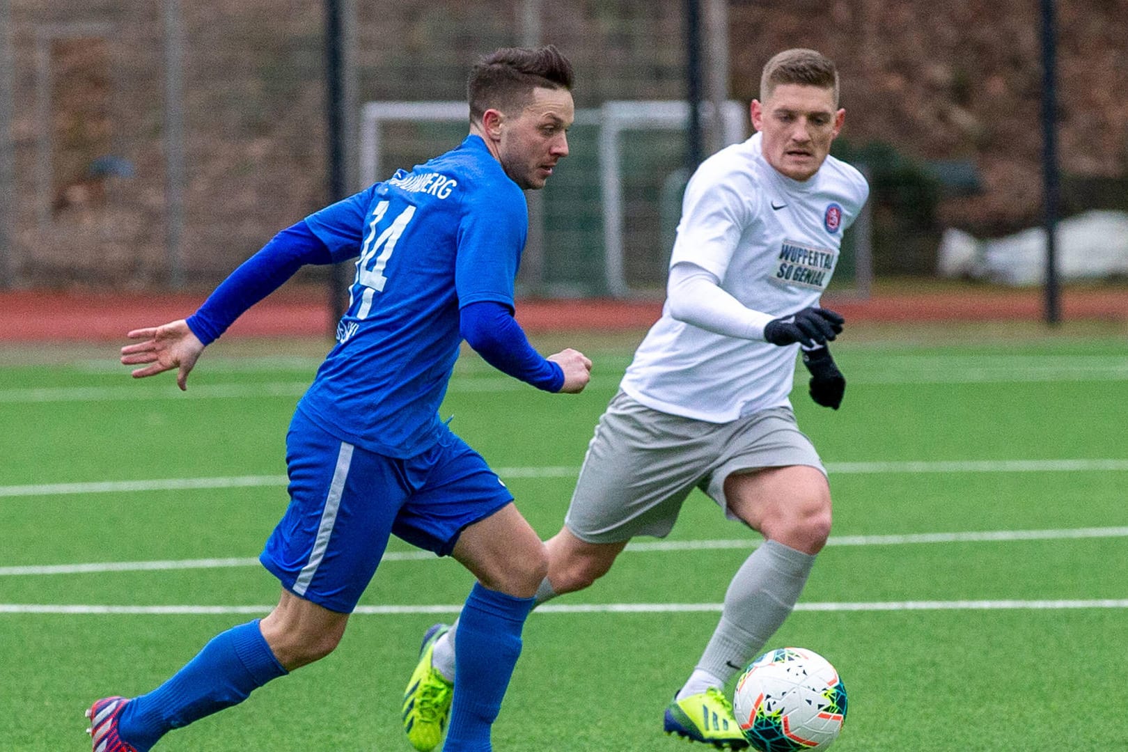 Alon Abelski (Sportfreunde Baumberg) im Spiel beim Wuppertaler SV im Februar am Ball: Die Profis vom WSV nehmen den Trainingsbetrieb wieder auf.