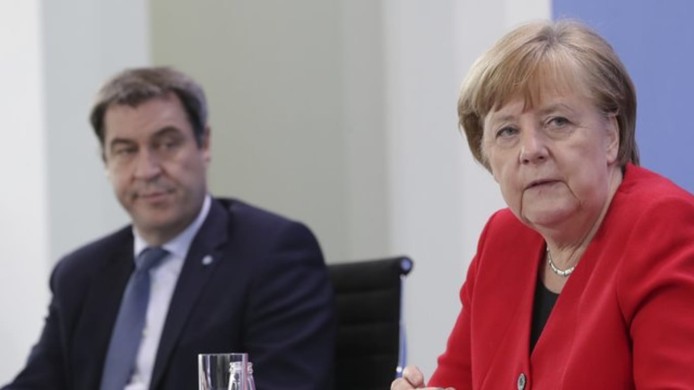 Bundeskanzlerin Angela Merkel (CDU) und Markus Söder (CSU), Ministerpräsident von Bayern, sprechen während einer gemeinsamen Pressekonferenz.