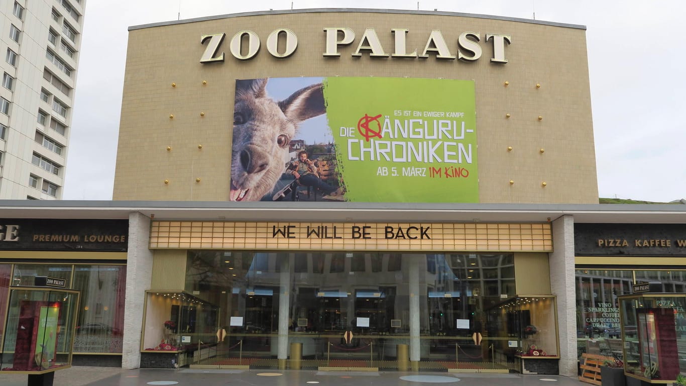 "We will be back" steht auf der Ankündigungstafel des Zoo Palastes: Wegen des Coronavirus sind Kinos in Berlin geschlossen.
