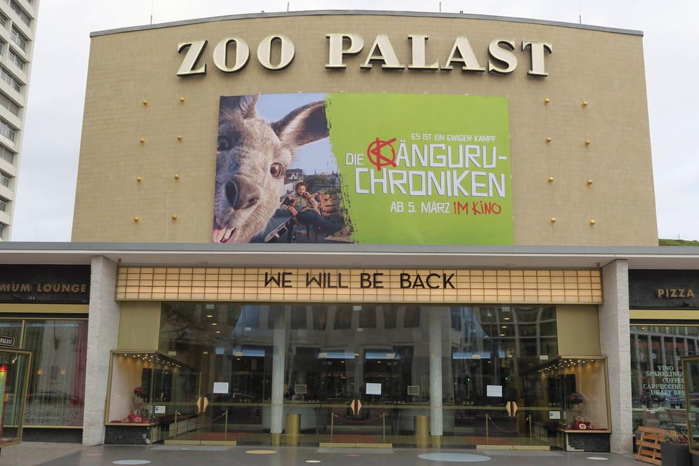 "We will be back" steht auf der Ankündigungstafel des Zoo Palastes: Wegen des Coronavirus sind Kinos in Berlin geschlossen.