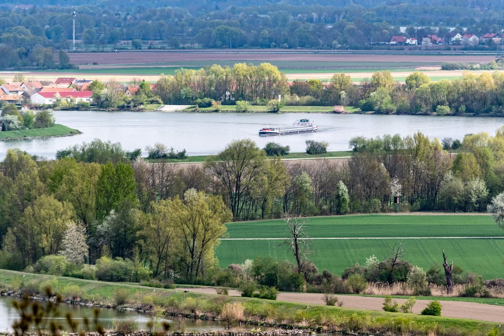 Die Donau: Heute ist sie kein naturnahes Gewässer mehr, sondern eine auf Effizienz getrimmte Wasserstraße.