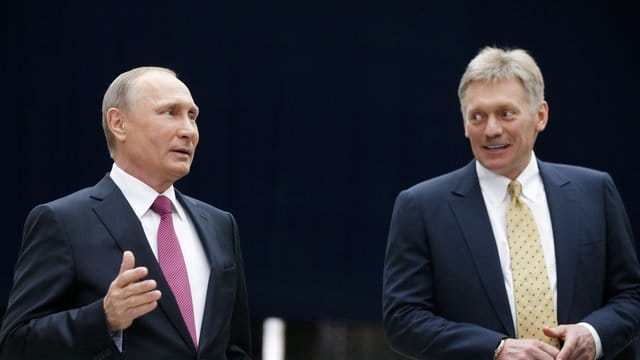 Wladimir Putin (l), Präsident von Russland, spricht neben seinem Sprecher Dmitri Peskow mit Journalisten nach seiner jährlichen Fernsehshow. Wladimir Putin (l), Präsident von Russland, spricht neben seinem Sprecher Dmitri Peskow mit Journalisten nach seiner jährlichen Fernsehshow.