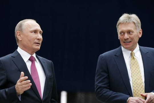 Wladimir Putin (l), Präsident von Russland, spricht neben seinem Sprecher Dmitri Peskow mit Journalisten nach seiner jährlichen Fernsehshow.