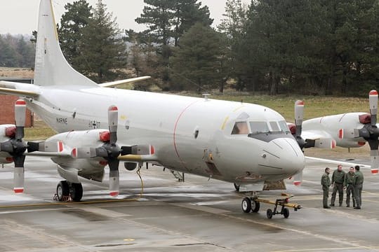 Ein Seefernaufklärer vom Typ P-3C Orion steht abflugbereit auf dem Vorfeld des Marinefliegergeschwaders MFG 3.