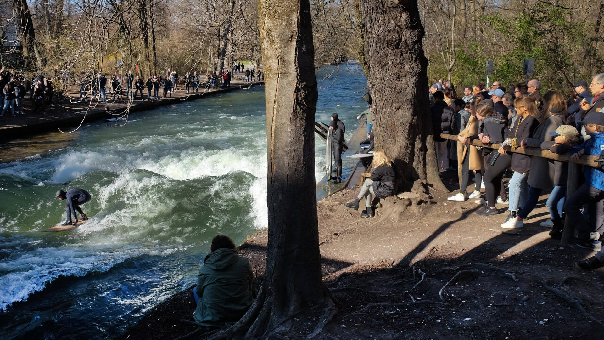 Surfer auf dem Eisbach im Englischen Garten: Zuschauer sind nun nicht mehr gestattet. Surfer auf dem Eisbach im Englischen Garten: Zuschauer sind nun nicht mehr gestattet.