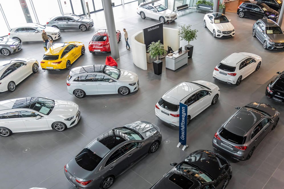 Ein Mercedes-Autohaus: Seitdem Autohäuser wieder offen sind, kaufen viele Deutsche trotzdem kein Auto.