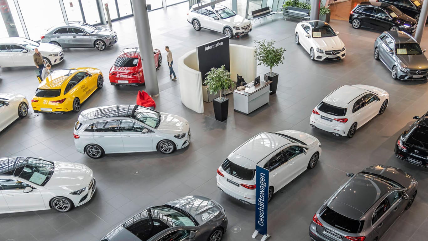 Ein Mercedes-Autohaus: Seitdem Autohäuser wieder offen sind, kaufen viele Deutsche trotzdem kein Auto.