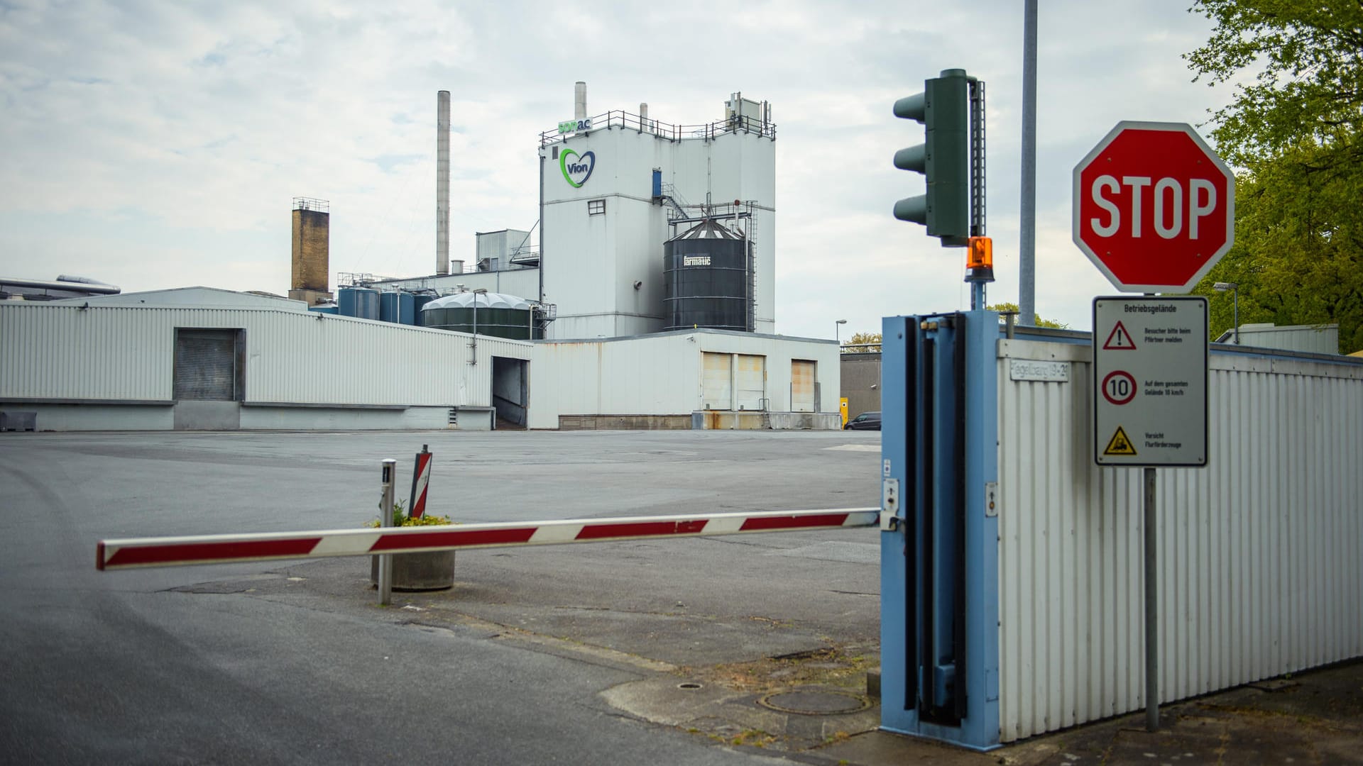 Bad Bramstadt in Schleswig-Holstein: Das Hauptgebäude des Schlachthofes des niederländischen Lebensmittelproduzenten "Vion Food Group" ist derzeit außer Betrieb. Hier wurden 109 Beschäftigte positiv getestet.