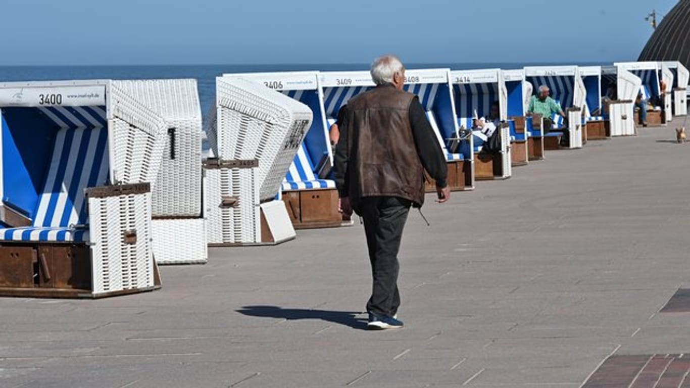 Ein Mann läuft an der Strandpromenade in Westerland