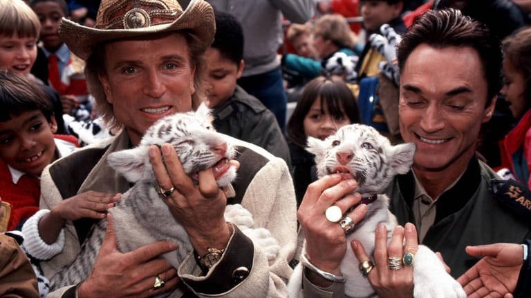 Siegfried und Roy: Hier begrüßen sie im Jahr 1996 mit weißen Tigerbabys tausende Schulkinder in New York City.
