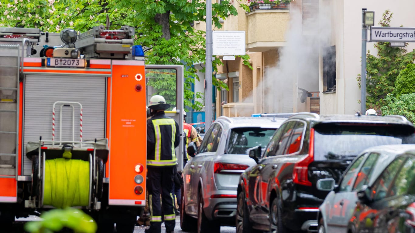 Aus einer Wohnung in Schöneberg steigt Rauch: Die Feuerwehr war im Großeinsatz.