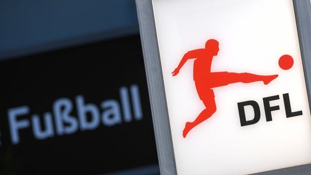 Die Deutsche Fußball Liga will einem Medienbericht zufolge über die Modalitäten eines Saisonabbruchs abstimmen lassen. Die Deutsche Fußball Liga will einem Medienbericht zufolge über die Modalitäten eines Saisonabbruchs abstimmen lassen.