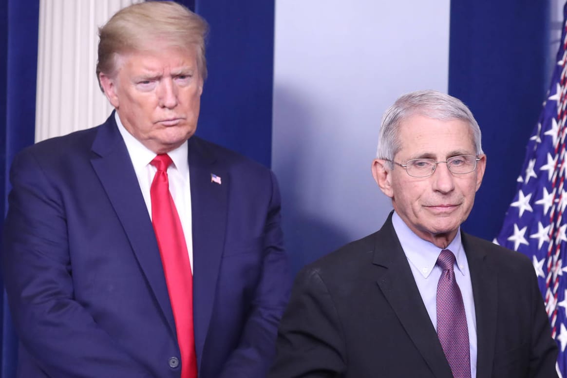 Donald Trump (l.) und Berater Anthony Fauci: In der Corona-Krise haben sich die Aussagen beider immer wieder leicht widersprochen.