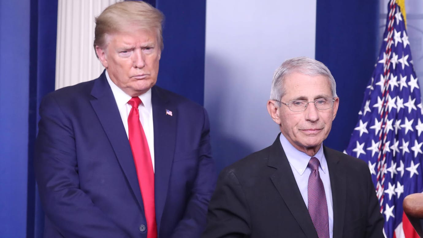 Donald Trump (l.) und Berater Anthony Fauci: In der Corona-Krise haben sich die Aussagen beider immer wieder leicht widersprochen.