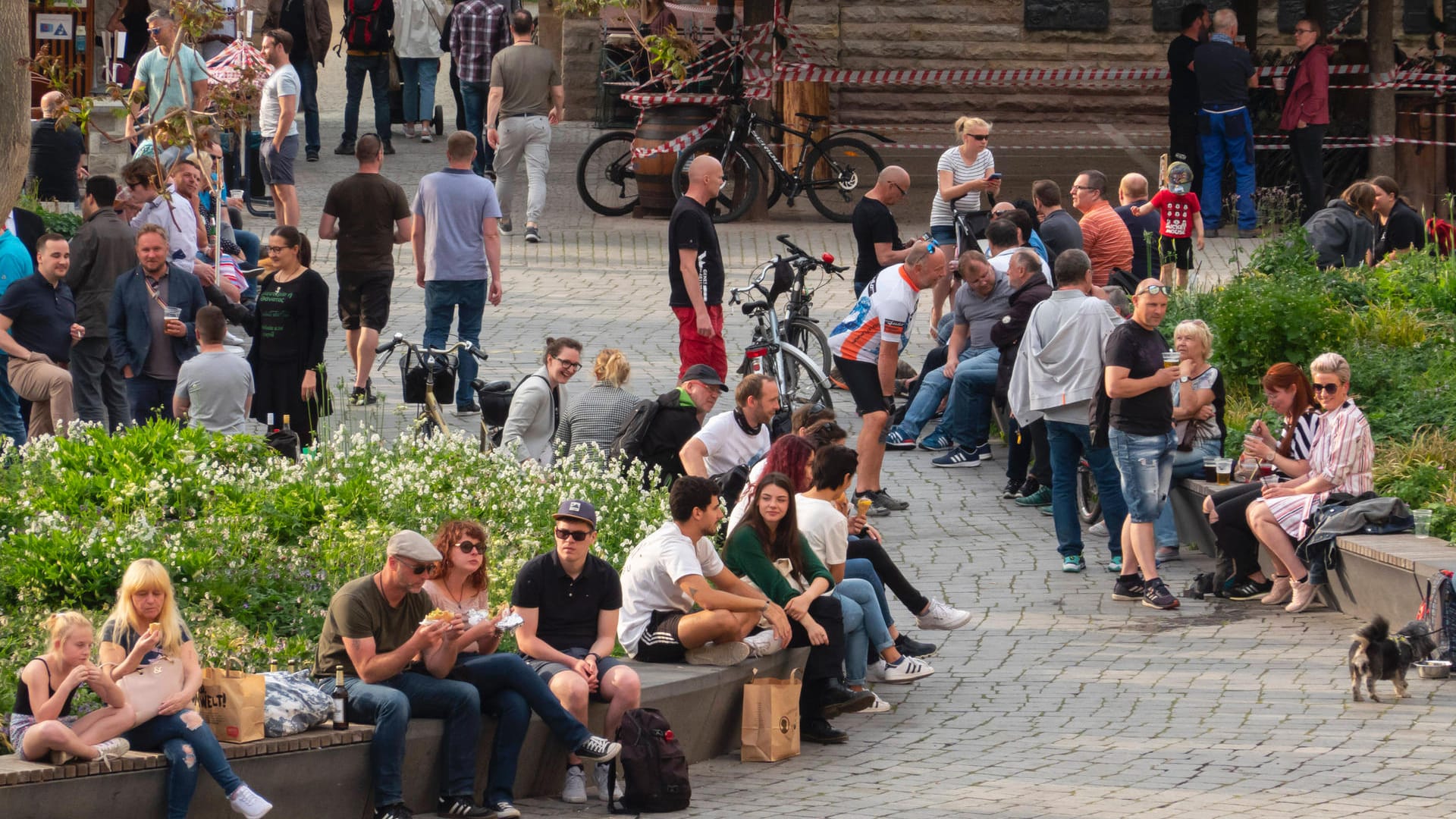 Menschen geniessen das schöne Wetter am vergangenen Wochenende: Die Ansteckungsrate in Deutschland ist wieder unter den kritischen Wert gesunken.