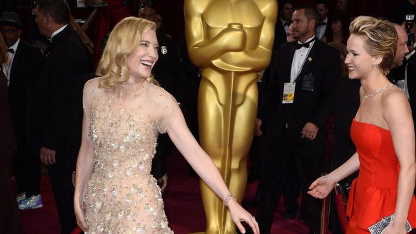 Die Schauspielerinnen Cate Blanchett (l) und Jennifer Lawrence kommen 2014 zur 86.