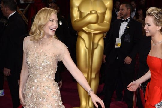 Die Schauspielerinnen Cate Blanchett (l) und Jennifer Lawrence kommen 2014 zur 86.