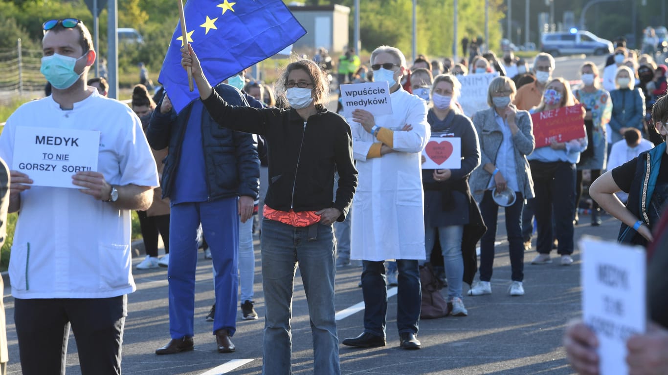 Bürger beiderseits der geschlossenen Grenze zwischen Deutschland und Polen fordern die Öffnung der Übergänge für Berufspendler und Schüler.