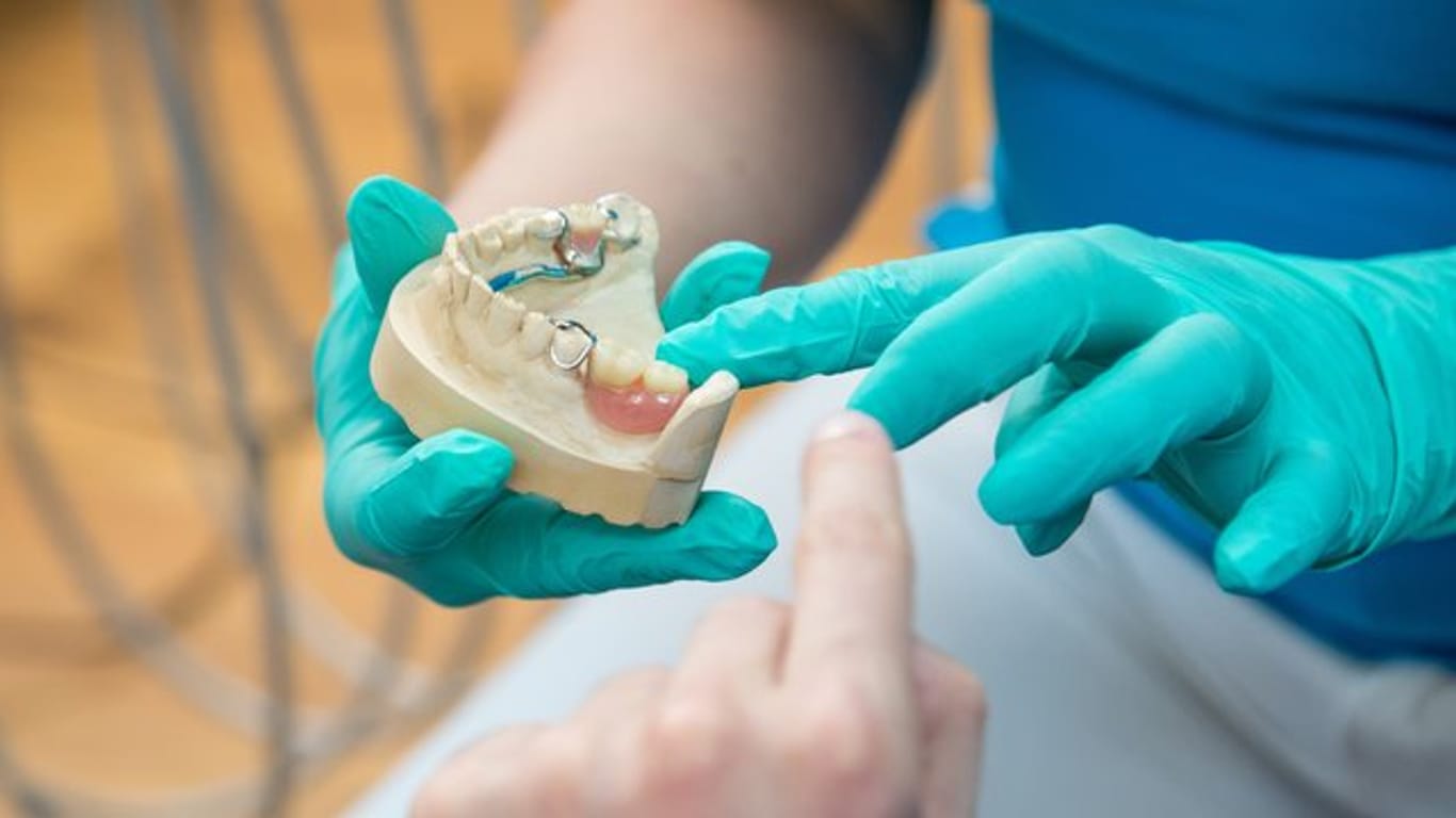 Zahnarzt: Zahnersatz kann teuer werden. Gesetzlich Versicherte können hier mit einer Zusatzversicherung vorsorgen.