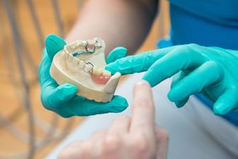 Zahnarzt: Zahnersatz kann teuer werden. Gesetzlich Versicherte können hier mit einer Zusatzversicherung vorsorgen.