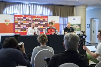 Michael Reschke (l) hatte Mario Gomez vom VfL Wolfsburg zurück zu den Stuttgartern geholt.