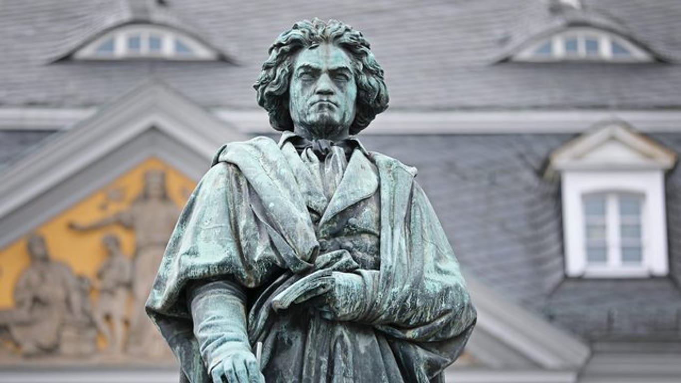Eine Statue des Komponisten Ludwig van Beethoven steht in Bonn.