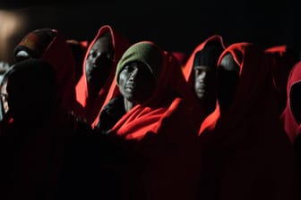 Migranten in Decken gehüllt bei ihrer Ankunft in Málaga, Spanien: Die EU-Asylbehörde warnt vor einem erneuten Anstieg der Anträge.