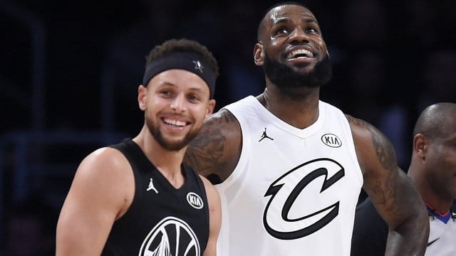 Stephen Curry (l) und LeBron James haben sich neben anderen NBA-Topstars für eine Fortsetzung der unterbrochenen Saison ausgesprochen. Stephen Curry (l) und LeBron James haben sich neben anderen NBA-Topstars für eine Fortsetzung der unterbrochenen Saison ausgesprochen.