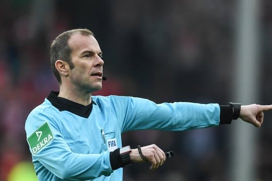 Bundesliga-Schiedsrichter Marco Fritz würde Verstöße der Hygiene-Regeln auf dem Platz nicht mit einer Gelben Karte bestrafen.
