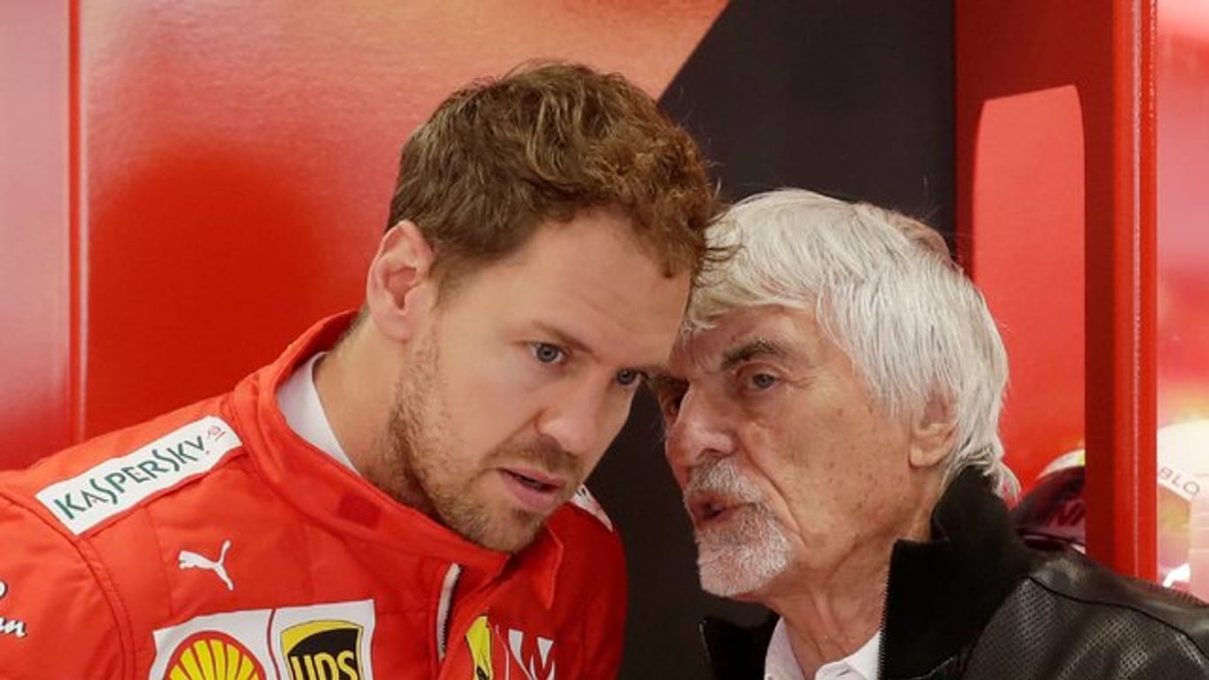 Der ehemalige Formel-1-Boss Bernie Ecclestone (r) hält einen Wechsel von Sebastian Vettel zu einem Team aus der zweiten Reihe für besser.