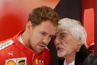 Der ehemalige Formel-1-Boss Bernie Ecclestone (r) hält einen Wechsel von Sebastian Vettel zu einem Team aus der zweiten Reihe für besser.