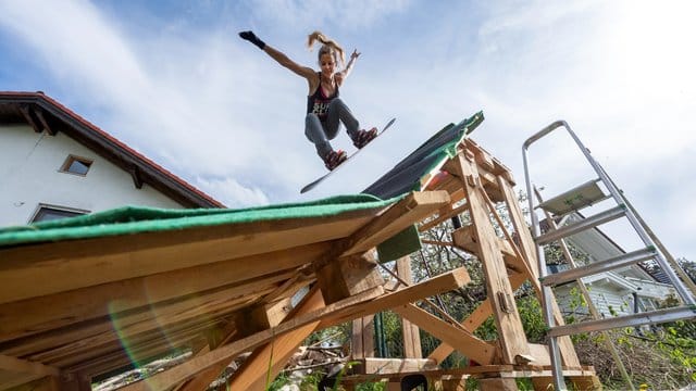 Snowboarderin Silvia Mittermüller trainiert auf ihrer selbstgebauten Mini-Schanze. Snowboarderin Silvia Mittermüller trainiert auf ihrer selbstgebauten Mini-Schanze.