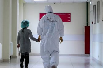 Kind im krankenhaus: In einigen Ländern häufen sich Fälle von Kindern, die wegen einer unbekannten Entzündungserkrankung behandelt werden müssen.
