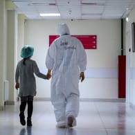 Kind im krankenhaus: In einigen Ländern häufen sich Fälle von Kindern, die wegen einer unbekannten Entzündungserkrankung behandelt werden müssen.