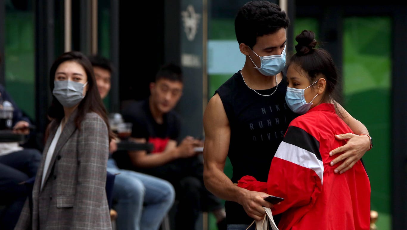 Menschen in China tragen Schutzmasken: Einwohner von Jilin im Nordosten des Landes dürfen die Stadt nur verlassen, wenn sie einen negativen Corona-Test vorweisen können.