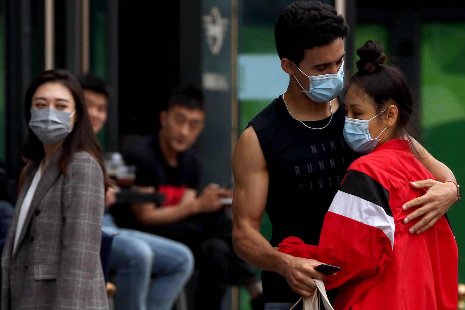 Menschen in China tragen Schutzmasken: Einwohner von Jilin im Nordosten des Landes dürfen die Stadt nur verlassen, wenn sie einen negativen Corona-Test vorweisen können.