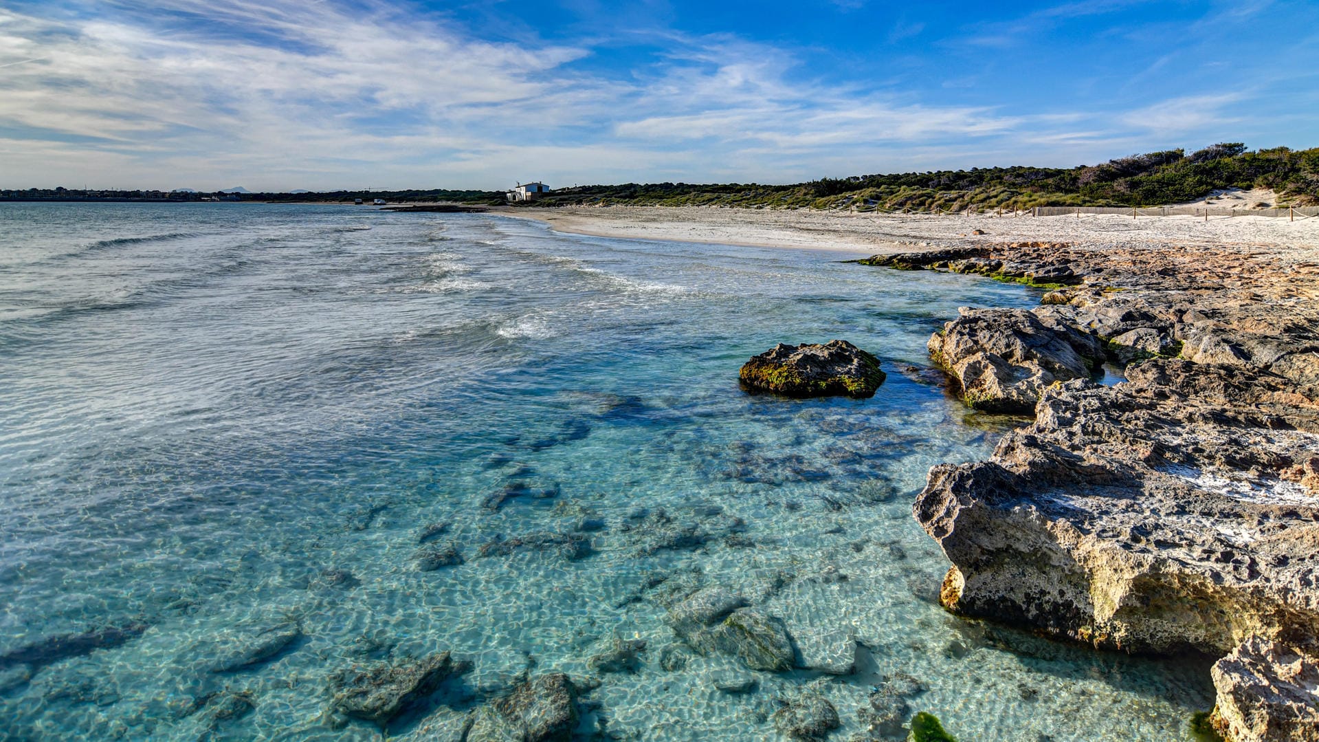 Mallorca in der Corona-Krise: Dass gerade keine Urlauber da sind, ist an den Stränden der Insel spürbar.