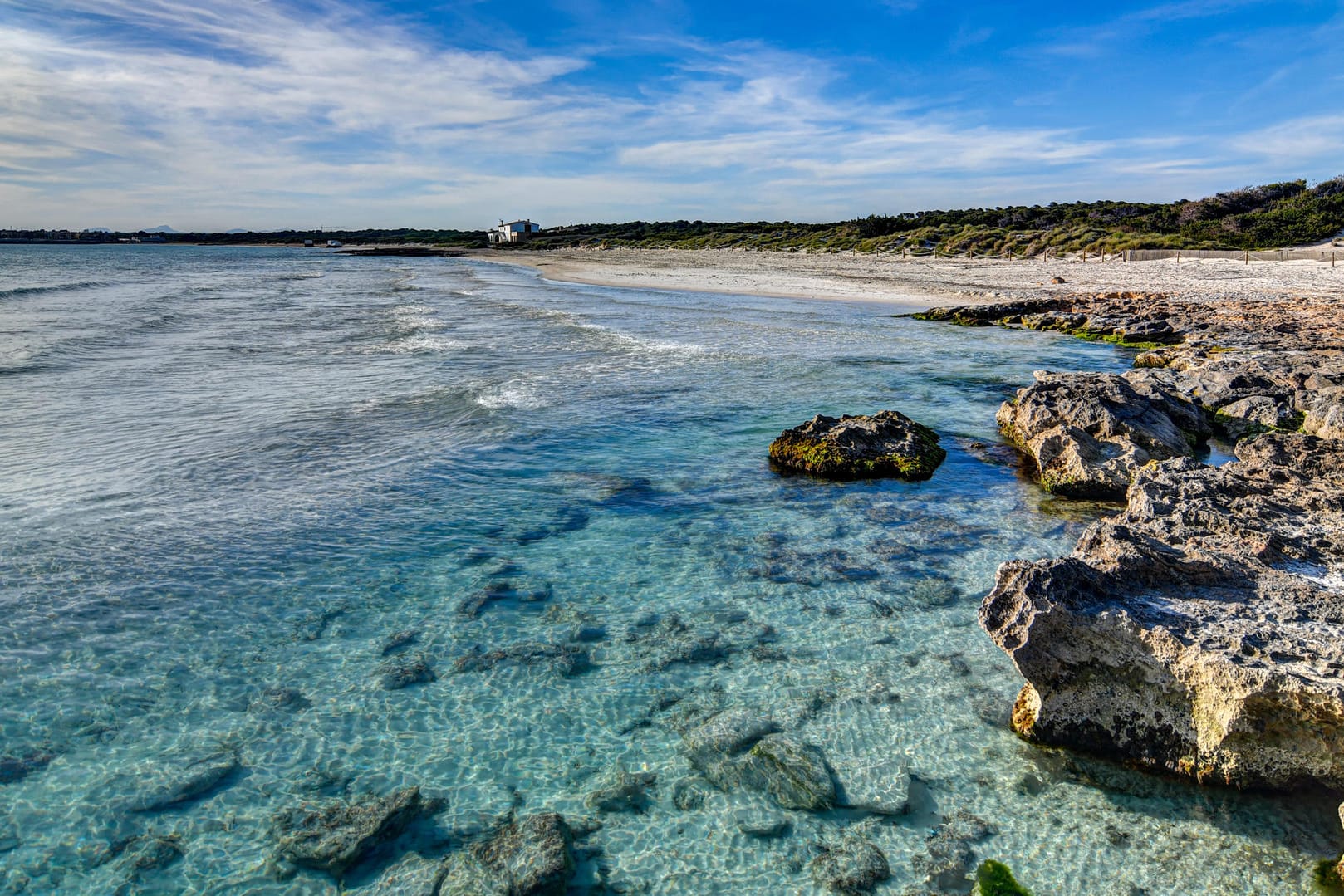 Mallorca in der Corona-Krise: Dass gerade keine Urlauber da sind, ist an den Stränden der Insel spürbar.