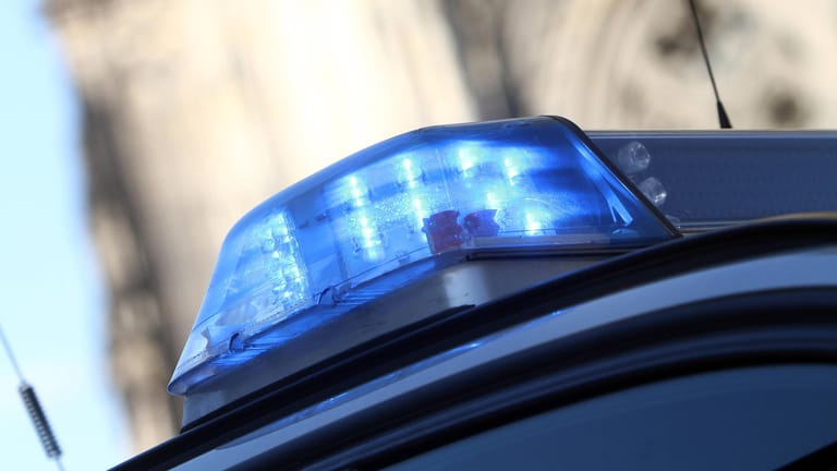 Einsatzwagen der Polizei: Im schlewsig-holsteinischen Brunsbüttel erwischten Beamte einen Motorradfahrer ohne Führerschein.