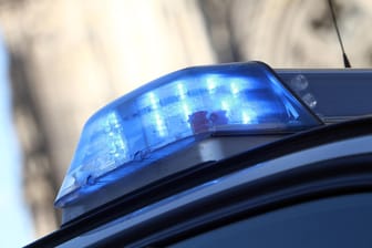 Einsatzwagen der Polizei: Im schlewsig-holsteinischen Brunsbüttel erwischten Beamte einen Motorradfahrer ohne Führerschein.