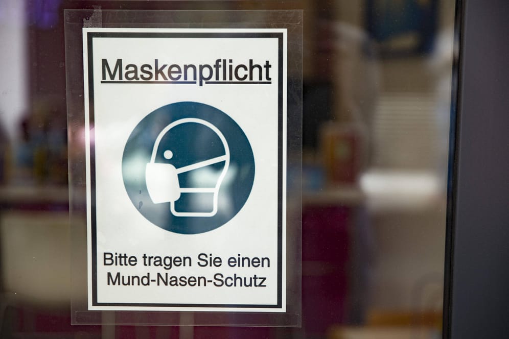 Ein Schild weist auf die Maskenpflicht hin (Symbolbild): In Hagen hat sich ein 27-Jähriger vehement gegen die Maskenpflicht gewehrt.