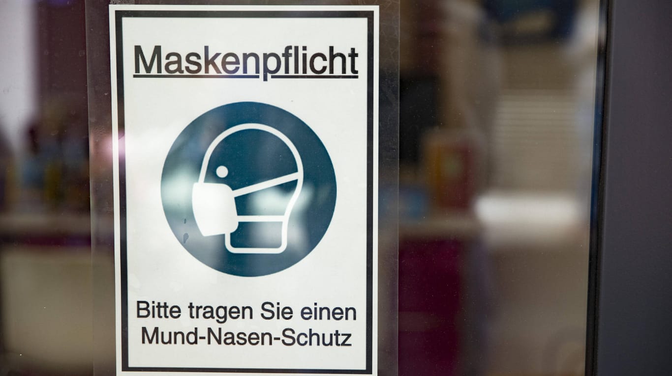 Ein Schild weist auf die Maskenpflicht hin (Symbolbild): In Hagen hat sich ein 27-Jähriger vehement gegen die Maskenpflicht gewehrt.
