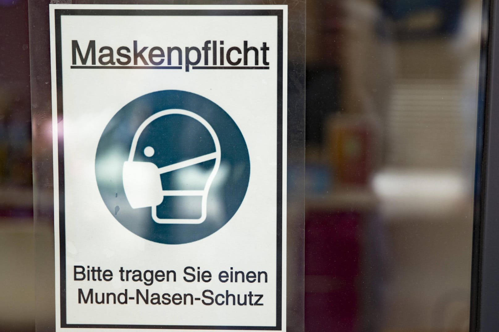 Ein Schild weist auf die Maskenpflicht hin (Symbolbild): In Hagen hat sich ein 27-Jähriger vehement gegen die Maskenpflicht gewehrt.