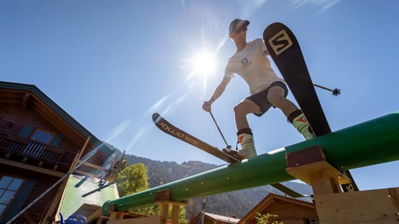 David Zehentner, Ski-Freestyler, trainiert auf seiner selbstgebauten Mini-Schanze und den dazugehörigen Rails im Garten seines Elternhauses.