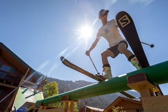 David Zehentner, Ski-Freestyler, trainiert auf seiner selbstgebauten Mini-Schanze und den dazugehörigen Rails im Garten seines Elternhauses.